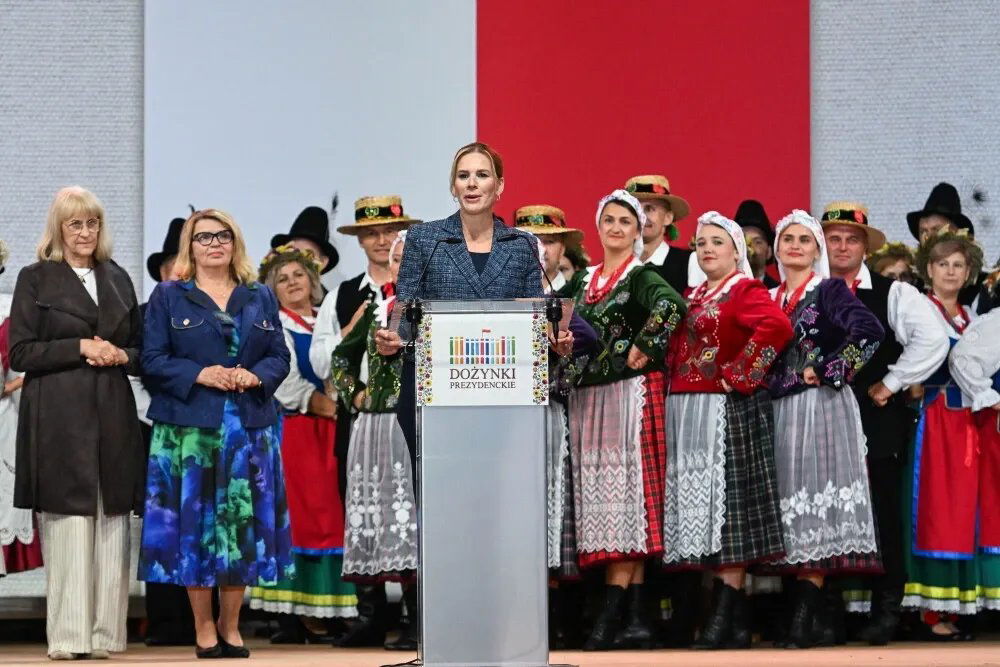 zdjęcie: Podkarpacki wieniec zwyciężył w konkursie podczas Dożynek Prezydenckich / Tryńcza (woj. podkarpackie), 12.09.2026. Pierwsza dama Marta Nawrocka przemawia podczas rozstrzygnięcia konkursu na najładniejszy wieniec dożynkowy o nagrodę Prezydenta RP, 12 bm. na Dożynkach Prezydenckich w Tryńczy. (aldg) PAP/Wojtek Jargiło