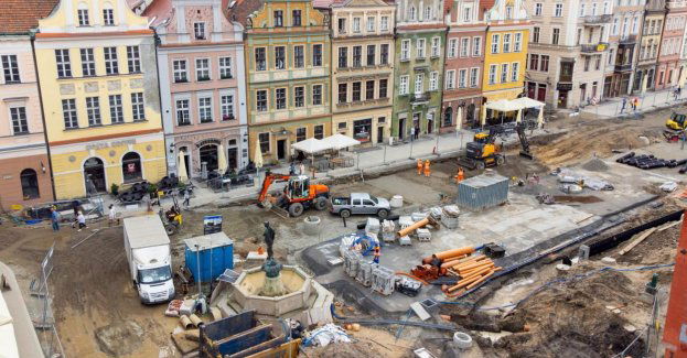 Koparki, ogrodzenia, błoto; rozczarowani turyści na remontowanym Starym Rynku