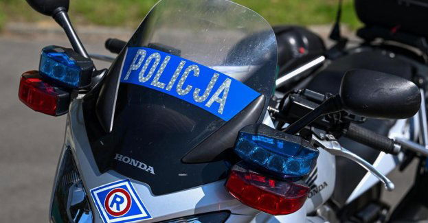 Funkcjonariusz na motocyklu z kolumny policyjnej zderzył się z autem osobowym