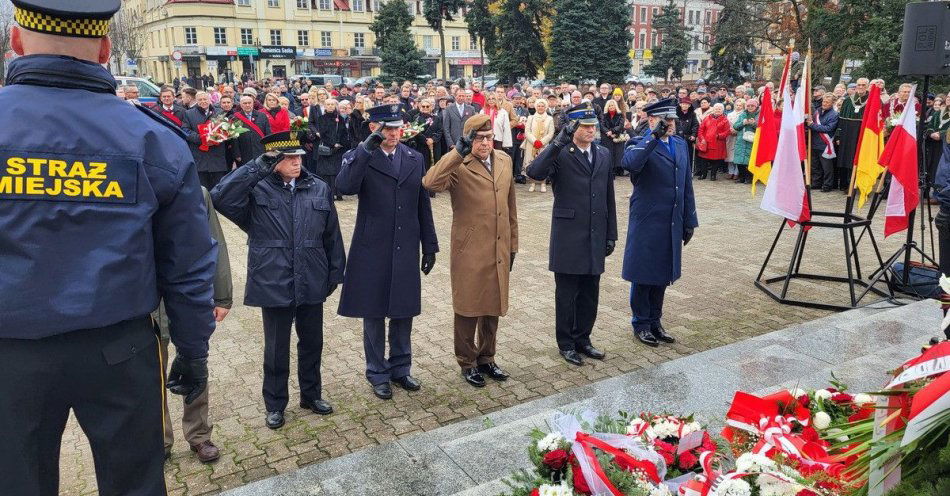 zdjęcie: Włocławek: policjanci na obchodach 107. rocznicy niepodległości / fot. KMP we Włocławku