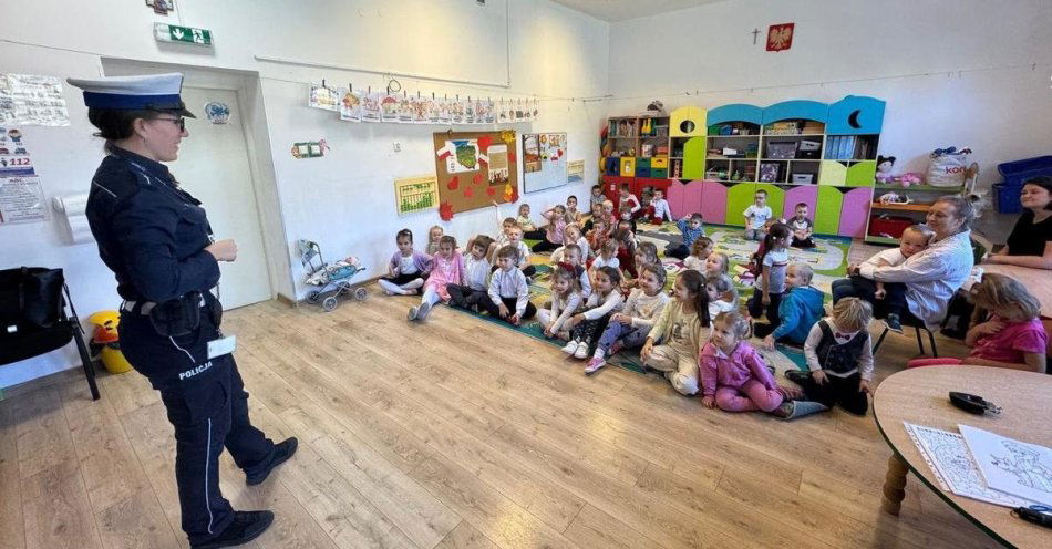 zdjęcie: Policjanci uczą dzieci jak bezpiecznie poruszać się na drodze / fot. KPP w Żywcu