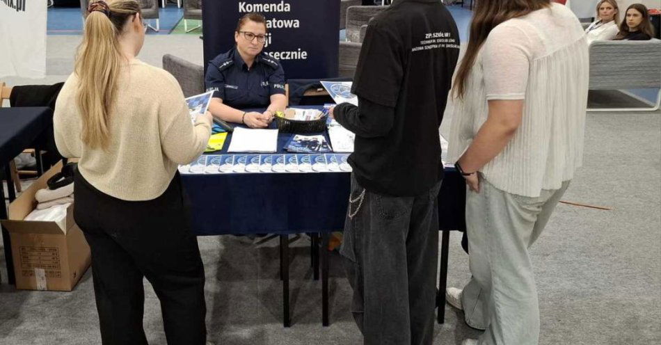 zdjęcie: Policjanci rekrutowali młodzież na Dniach Kariery w Piasecznie / fot. KPP w Piasecznie