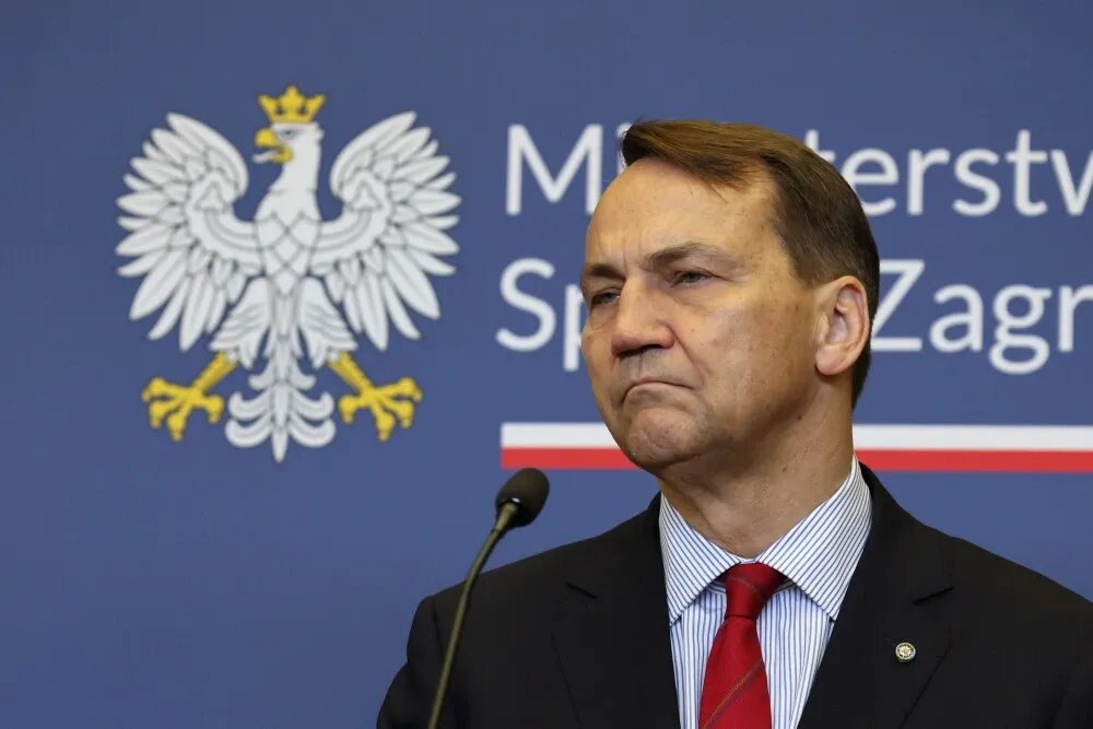 zdjęcie: MSZ: w wypadku autokaru na Węgrzech zginęło 12 polskich obywateli; siedmioro jest w stanie bardzo ciężkim / Warszawa, 23.07.2026. Wicepremier, minister spraw zagranicznych RP Radosław Sikorski na konferencji prasowej po spotkaniu z minister spraw zagranicznych i ekspatriantów Palestyny Varsen Aghabekian Shahin w siedzibie MSZ w Warszawie, 23 bm. (amb) PAP/Albert Zawada