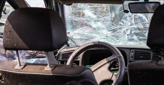 Pijana wiozła dwójkę dzieci - auto wypadło z drogi, staranowało ogrodzenie i garaż