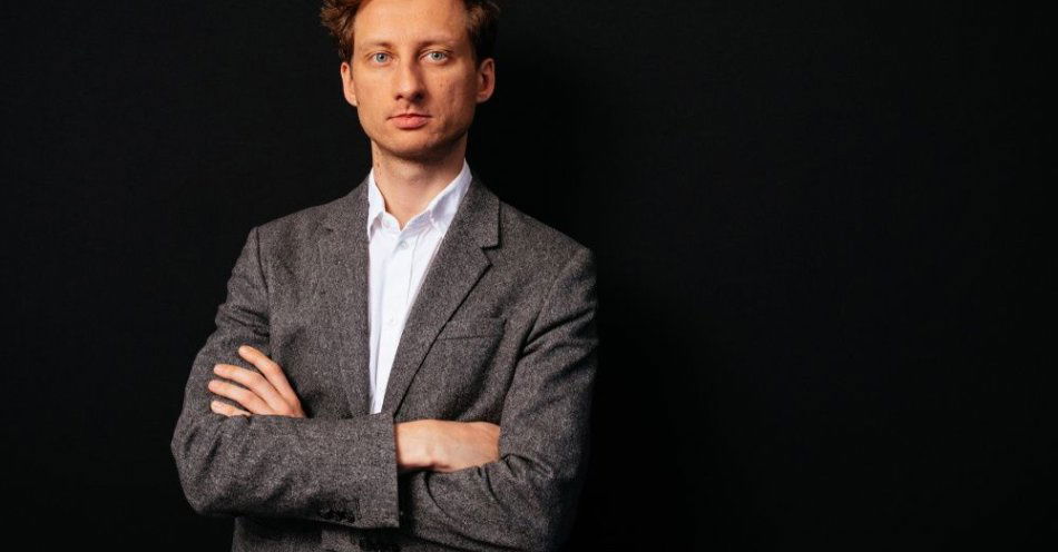 zdjęcie: Sterczewski nadal chce być członkiem klubu KO / Warszawa, 23.11.2021. Poseł KO Franciszek Wojciech Sterczewski podczas sesji zdjęciowej dla Polskiej Agencji Prasowej, 16 bm. w Warszawie. (mr) PAP/Albert Zawada