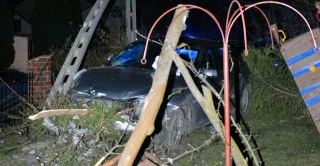 Kierujący BMW nie zatrzymał się do kontroli drogowej. Uciekał i uderzył w słup energetyczny.