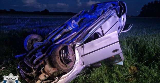 Pijany kierowca opla dachował, miał zakaz prowadzenia pojazdów. Pasażer trafił do szpitala