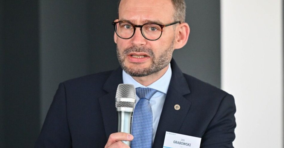 zdjęcie: Wiceprezes PGZ: jako UE możemy być samowystarczalni w produkcji sprzętu wojskowego / Gdynia, 18.03.2026. Wiceprezes Polskiej Grupy Zbrojeniowej Jan Grabowski wygłasza referat „Bałtyk jako system – bezpieczeństwo zaczyna się od interoperacyjności” podczas otwarcia konferencji Digital Baltic w Gdyni, 18 bm. Digital Baltic to międzynarodowa inicjatywa łącząca technologie, służby i społeczności na rzecz bezpieczeństwa regionu Morza Bałtyckiego. (jm) PAP/Marcin Gadomski