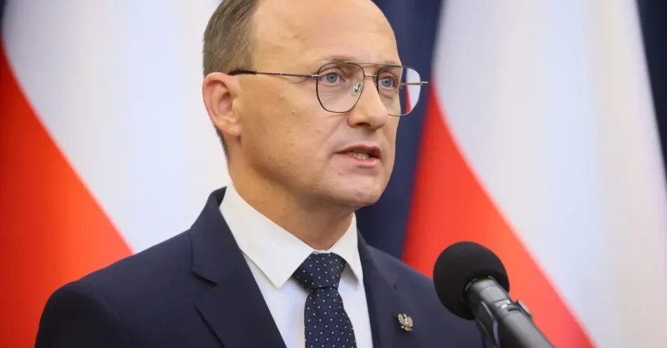 zdjęcie: Leśkiewicz: premierowi nie wyszedł „challenge” z Mróz-Gorgoń / Warszawa, 20.08.2026. Rzecznik prasowy prezydenta RP Rafał Leśkiewicz podczas konferencji prasowej w Pałacu Prezydenckim w Warszawie, 20 bm. Prezydent skieruje do TK ustawę o Rzeczniku Praw Pacjenta, tzw. lex szarlatan. (jm) PAP/Leszek Szymański