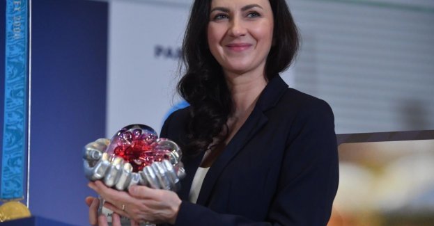 Nagroda "Wielkie Serce Kamy" w rękach znakomitej tyczkarki Moniki Pyrek