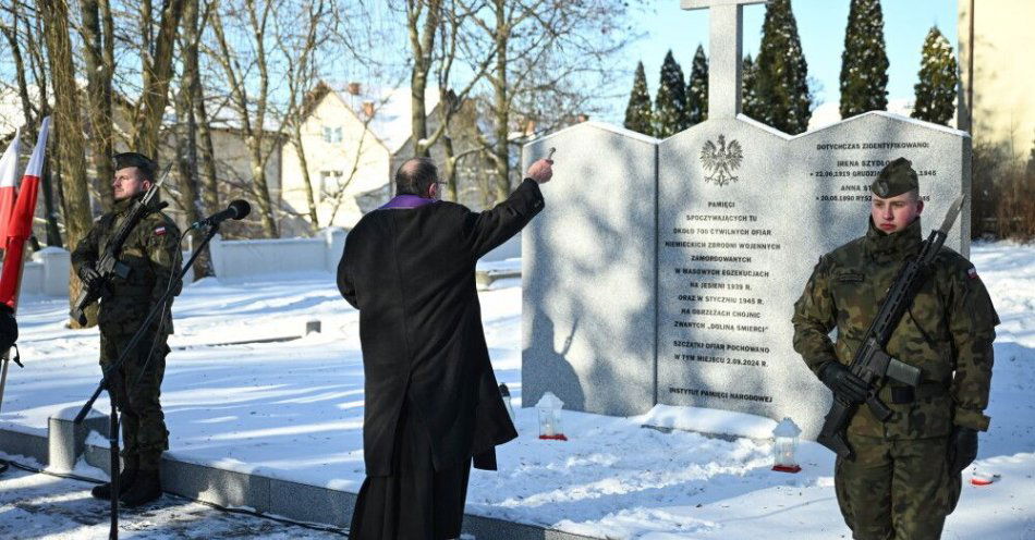 zdjęcie: Chojnice: uroczystość poświęcenia pomnika na mogile ok. 700 ofiar niemieckich zbrodni wojennych / Chojnice, 31.01.2026. Uroczystość poświęcenia nagrobka na mogile zbiorowej około 700 cywilnych ofiar niemieckich zbrodni wojennych na Cmentarzu Ofiar Zbrodni Hitlerowskich w Chojnicach, 31 bm. W zbiorowym grobie pochowano szczątki osób zamordowanych w masowych egzekucjach jesienią 1939 r. oraz w styczniu 1945 r. Organizatorami uroczystości są zastępca prezesa Instytutu Pamięci Narodowej oraz burmistrz miasta Chojnice. (ad) PAP/Adam Warżawa