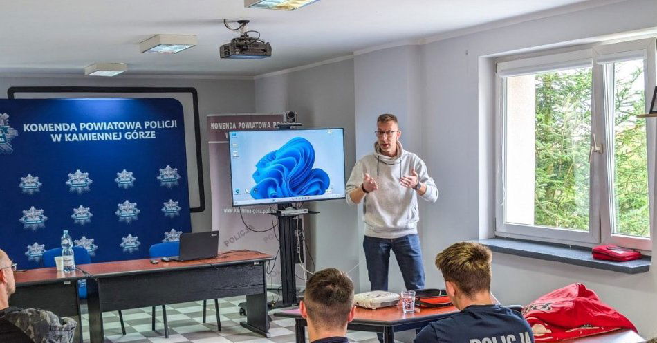 zdjęcie: Policjanci z Kamiennej Góry ćwiczyli pierwszą pomoc / fot. KPP w Kamiennej Górze