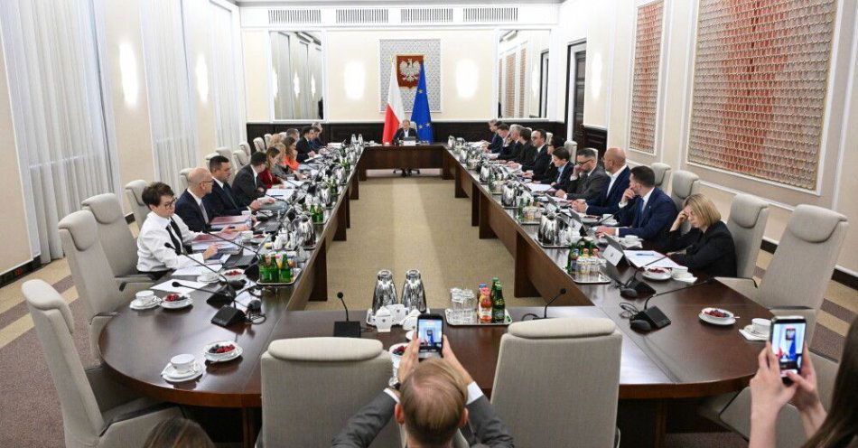 zdjęcie: Rząd zajmie się zmianami w Programie Ochrony Ludności na lata 2025-2026 / Warszawa, 21.10.2025. Premier Donald Tusk (C) podczas posiedzenia rządu w KPRM w Warszawie, 21 bm. Rada Ministrów zajmie się m.in. programem modernizacji służb.  (sko) PAP/Radek Pietruszka