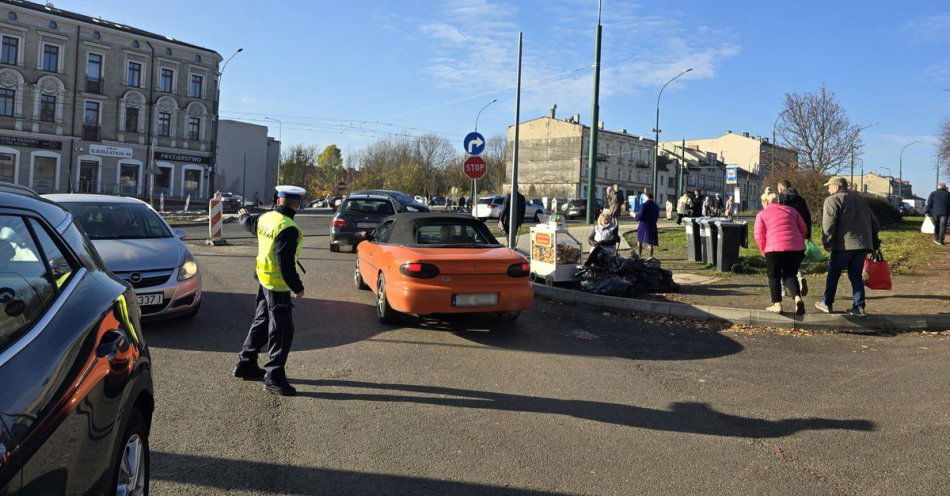 zdjęcie: Policja zapewnia bezpieczeństwo przy cmentarzach na Wszystkich Świętych / fot. KPP w Będzinie
