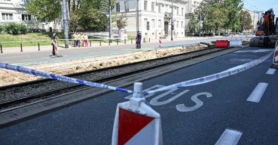zdjęcie: Warszawa: podczas przebudowy torowiska w Al. Solidarności znaleziono niewybuch / Warszawa, 04.08.2026. Miejsce znalezienia niewybuchu z czasów II wojny światowej na terenie remontowanej linii tramwajowej na skrzyżowaniu Alei Solidarności i Alei Jana Pawła II w Warszawie, 4 bm. Miejsce to jest obecnie zabezpieczane przez policjantów, którzy czekają na przyjazd saperów. (sko) PAP/Radek Pietruszka