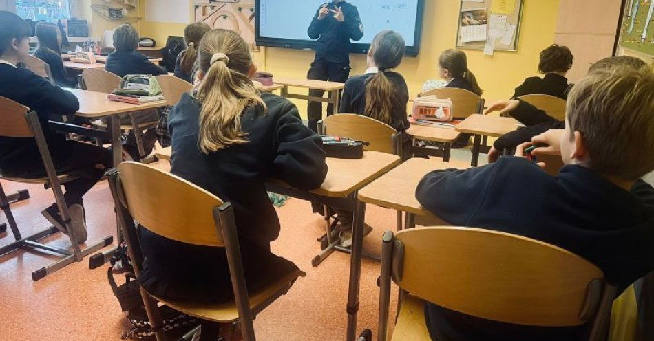 zdjęcie: Policjantki w Gdyni uczą czwartoklasistów o hejcie i cyberzagrożeniach / fot. KMP w Gdyni