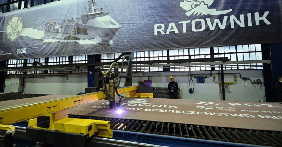 zdjęcie: Gdynia: rusza budowa nowego okrętu ratowniczego dla Marynarki Wojennej / Gdynia, 26.11.2025. Uroczystość palenia blach pod okręt ratowniczy dla Marynarki Wojennej RP w PGZ Stocznia Wojenna w Gdyni, 26 bm. Symboliczne palenie pierwszej blachy oznacza faktyczne rozpoczęcie fizycznej budowy jednostki, która wzmocni zdolności ratownicze polskiej Marynarki Wojennej oraz możliwości ochrony krytycznej infrastruktury podmorskiej na Morzu Bałtyckim. (amb) PAP/Andrzej Jackowski