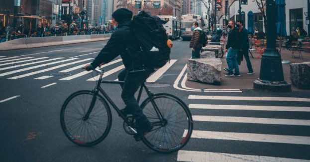Wypadek drogowy. Potrącenie rowerzystki na przejściu.