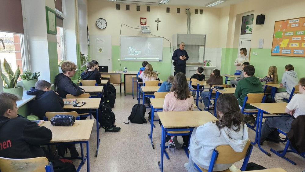 zdjęcie: Lekcja o cyberprzemocy w Szkole Podstawowej nr 3 we Wschowie / fot. KPP Wschowa