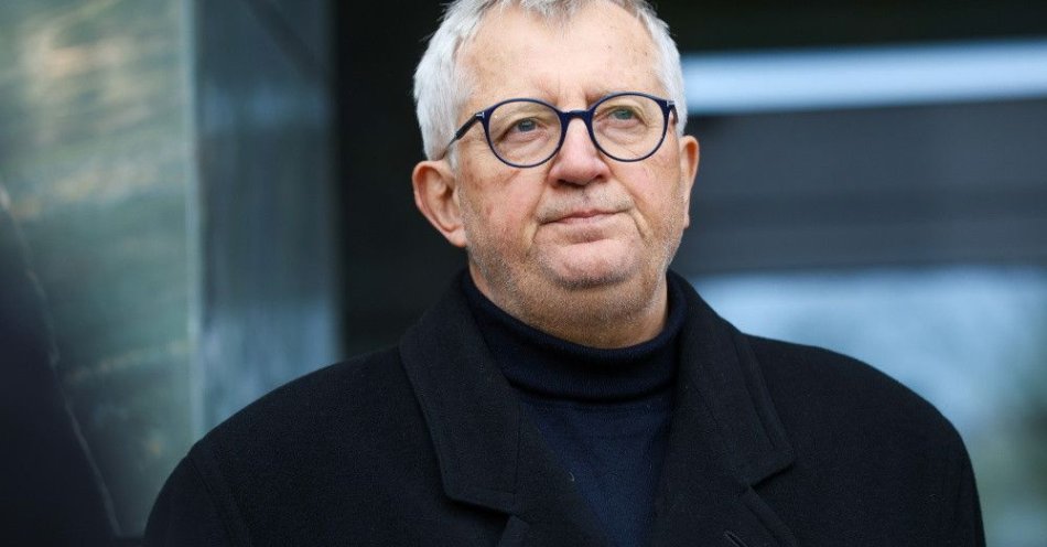 zdjęcie: Siwiec: próba odwołania marszałka Czarzastego, zwłaszcza podjęta w koalicji, oznaczałaby jej koniec / Warszawa, 08.11.2023. Były szef BBN Marek Siwiec na bierfingu prasowym przed siedzibą BBN w Warszawie, 8 bm. Obecny szef BBN spotkał się z byłymi szefami Biura. Celem spotkania była m.in. wymiana opinii dotyczących współpracy organów państwa w sprawach bezpieczeństwa w nowej kadencji parlamentu, a także omówienie kwestii modernizacji armii oraz reformy systemu kierowania i dowodzenia Siłami Zbrojnymi RP. (aldg) PAP/Rafał Guz