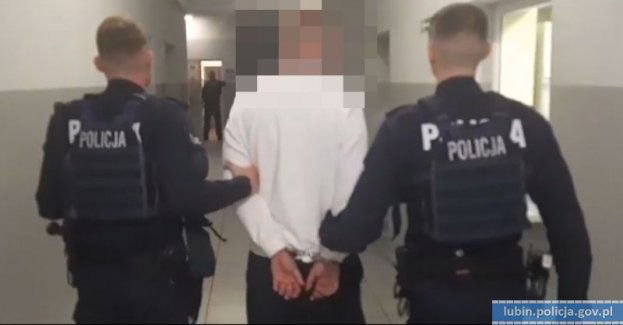 Okradł własną babcię. Policjanci zatrzymali podejrzanego i odzyskali biżuterię