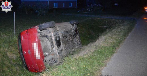 Nietrzeźwa kierująca Oplem wjechała do rowu