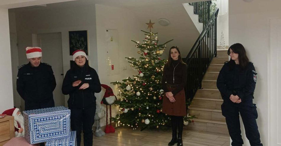 zdjęcie: Niebiescy Mikołajowie z lipskiej komendy odwiedzili dzieci / fot. KPP w Lipsku