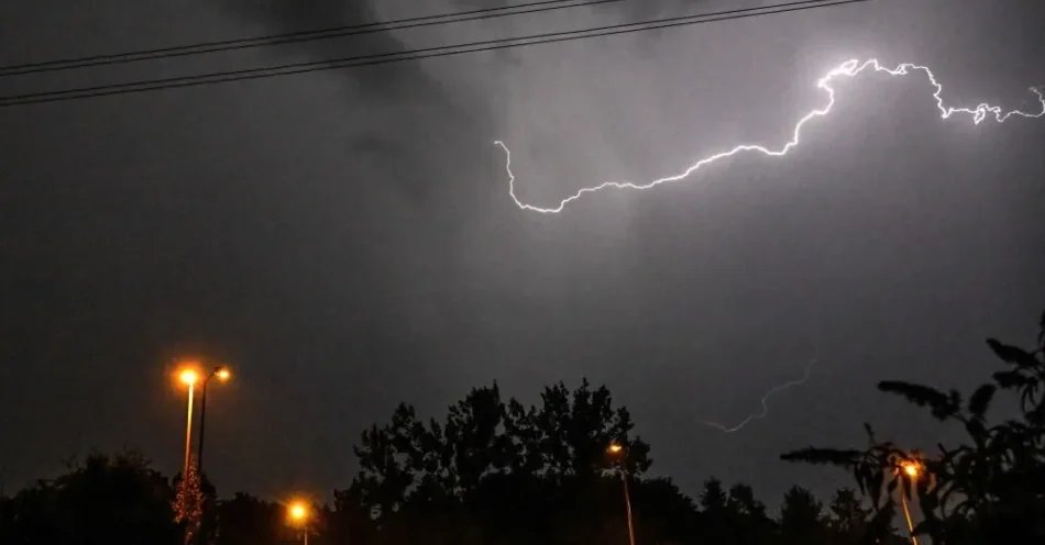 zdjęcie: IMGW ostrzega przed burzami i upałami do 38 st. C; w 14 województwach alert RCB / Szczecin, 10.09.2025. Burza z piorunami przeszła nad Szczecinem, 10 bm. Zachodnia Polska znajduje się pod wpływem zatoki niżowej z frontem atmosferycznym. (mb/amb) PAP/Marcin Bielecki