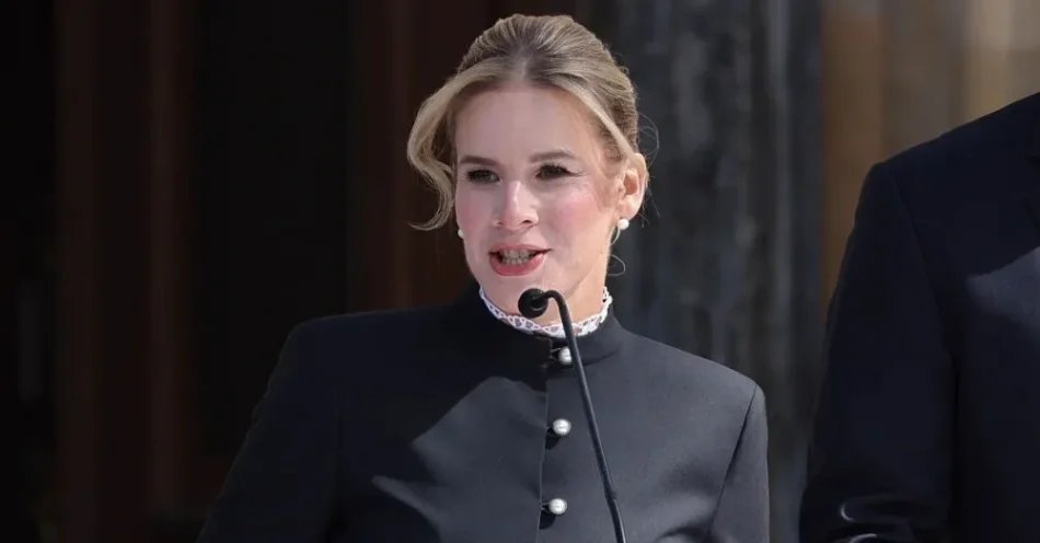 zdjęcie: Pierwsza dama w niedzielę z wizytą w Austrii / Warszawa, 05.09.2026. Pierwsza dama Marta Nawrocka podczas Narodowego Czytania „Dziadów” na Skwerze Adama Mickiewicza w Warszawie, 5 bm. Narodowe Czytanie jest coroczną akcją, w której uczestniczyć mogą szkoły, biblioteki, instytucje kultury, instytucje publiczne oraz społeczne, a także osoby prywatne – w Polsce i poza jej granicami. (ad) PAP/Albert Zawada