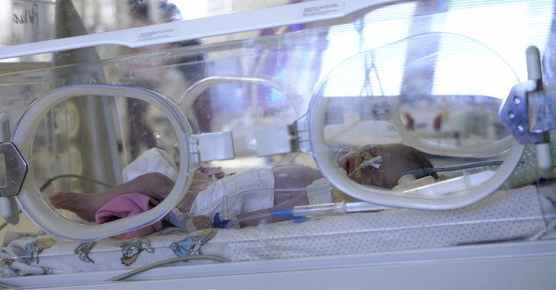 Dwumiesięczna dziewczynka trafiła do szpitala z podejrzeniem pęknięcia czaszki; rodzice aresztowani