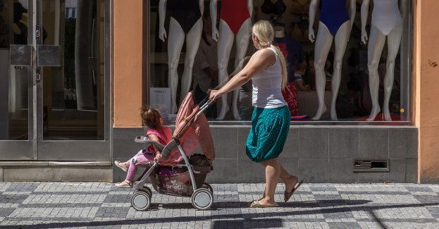 Samochód osobowy wjechał w kobietę z dzieckiem