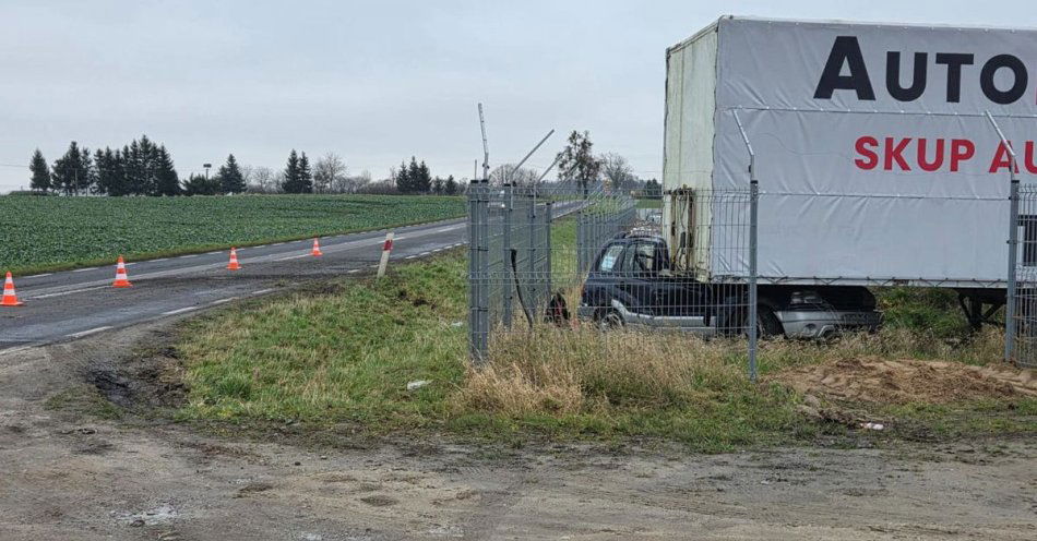zdjęcie: Samochód wypadł z drogi i uderzył w naczepę na posesji / fot. KPP Brodnica