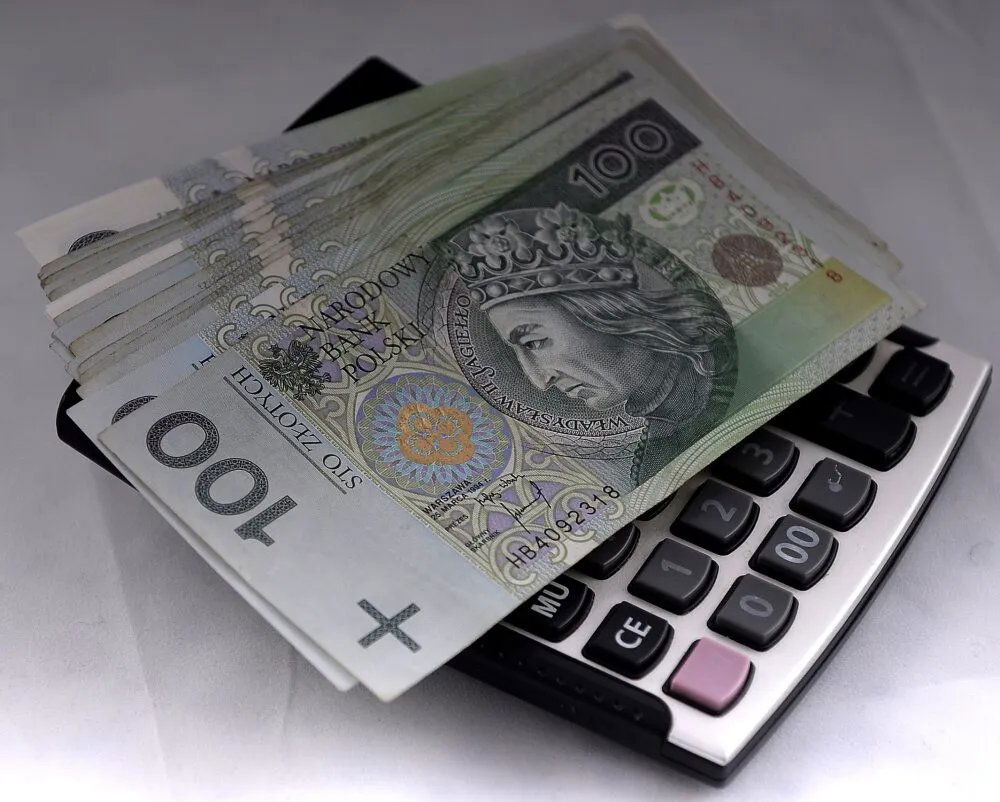 zdjęcie: Projekt: od 1 stycznia 2027 r. minimalne wynagrodzenie za pracę ma wynieść 4950 zł brutto / Grubego portfela wymaga gwiazdka w stolicy Tatr. Średnio Polacy za pobyt czterech osób płacą tam 2589 złotych.