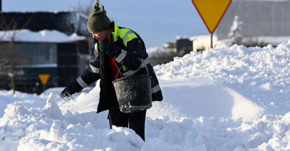 zdjęcie: Nowe ostrzeżenia IMGW przed intensywnym śniegiem; alert w związku z mrozem wciąż obowiązuje / Słupsk, 05.01.2026. Zasypane śniegiem po intensywnych nocnych opadach ulice Słupska, 5 bm. Na północno-zachodnim Pomorzu oraz w północno-wschodniej części woj. zachodniopomorskiego obowiązują ostrzeżenia III stopnia przed intensywnymi opadami śniegu, które powodują przyrost pokrywy śnieżnej miejscami do 60 cm. (pk/zkoc) PAP/Piotr Kowala