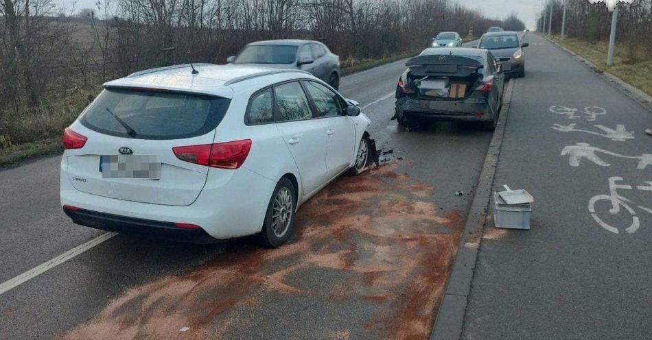 zdjęcie: Kolizja w Radzionkowie na ulicy Knosały, nikt nie ucierpiał / fot. KPP w Tarnowskich Górach