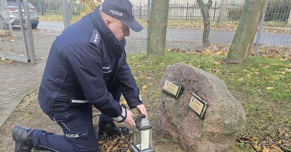 zdjęcie: Mundurowi oddali hołd poległym policjantom z powiatu lipnowskiego / fot. KPP w Lipnie