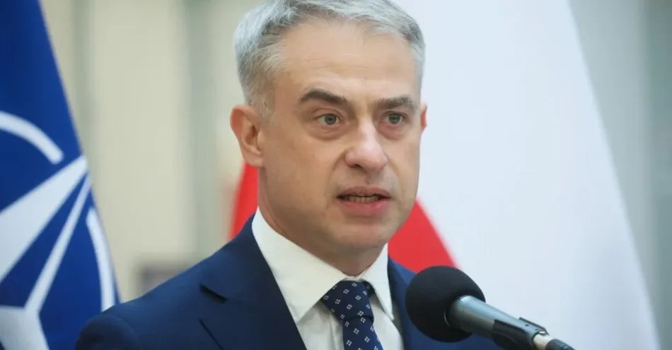 zdjęcie: Gawkowski: nie ma w przestrzeni publicznej danych skradzionych w cyberataku / Legionowo, 13.08.2026. Wicepremier, minister cyfryzacji Krzysztof Gawkowski podczas konferencji prasowej, po odprawie dot. inwestycji w cyberbezpieczeństwo i przeciwdziałanie zagrożeniom w cyberprzestrzeni, 13 bm. w Dowództwie Komponentu Wojsk Obrony Cyberprzestrzeni w Legionowie. (mr) PAP/Leszek Szymański