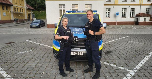Policjanci ewakuowali dwójkę seniorów z zadymionego mieszkania