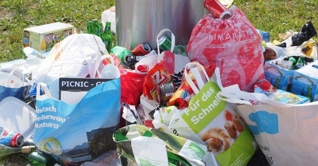 Zakopane odpady po demontażu aut ujawniono w okolicy Kamienia Pomorskiego