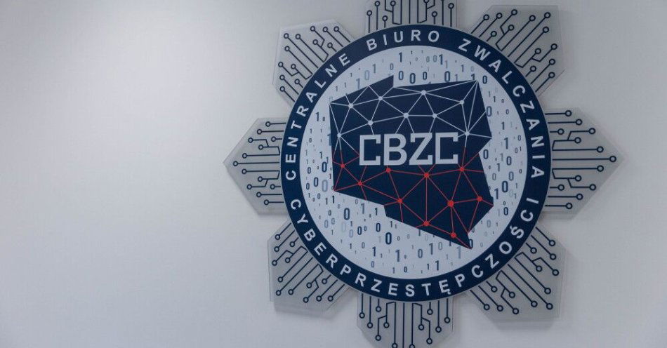 zdjęcie: Siedmiu zatrzymanych za wyłudzenie ok. 2 mln zł dzięki fikcyjnym ogłoszeniom o sprzedaży aut / Poznań, 14.10.2025. Na zdjęciach z 13 bm. dzień prasowy w nowej siedzibie Centralnego Biura Zwalczania Cyberprzestępczości przy ul. Taborowej w Poznaniu. (jm) PAP/Paweł Jaskółka