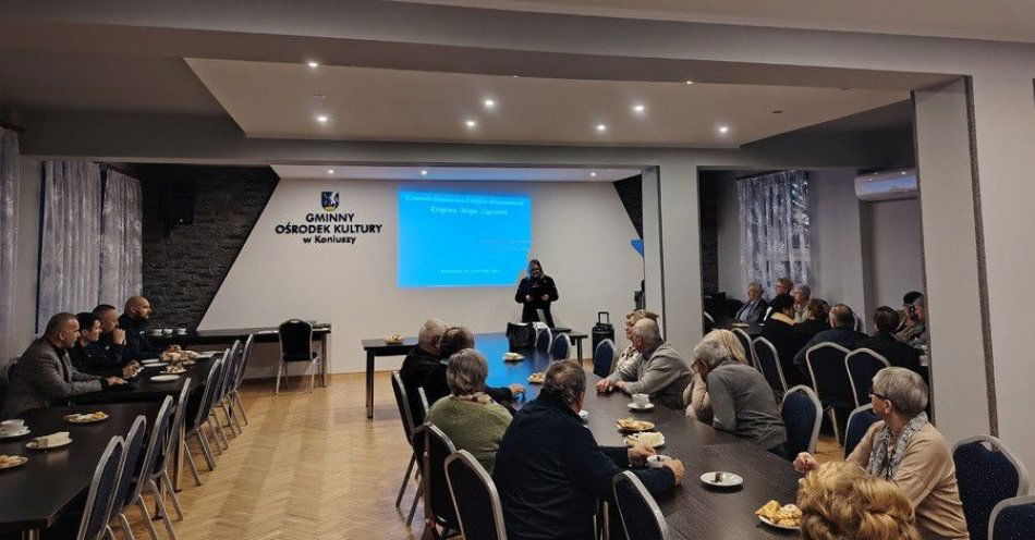 zdjęcie: Debata w Koniuszy o oszustwach na seniorach / fot. KMP w Proszowicach