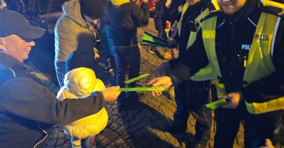 zdjęcie: Rozświetlenie choinki w Bielsku Białej policja rozdawała odblaski / fot. KMP w Bielsku-Białej