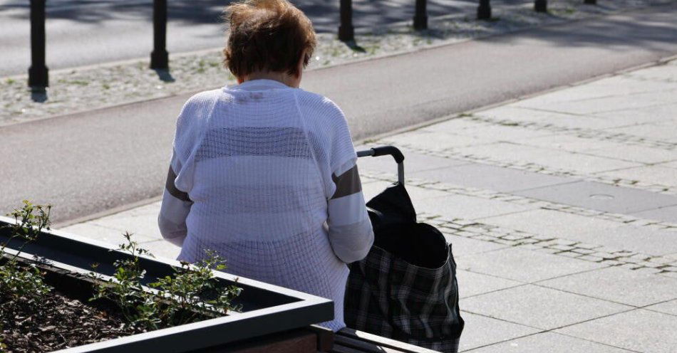 zdjęcie: W kwietniu rusza wypłata trzynastych emerytur; ZUS podał harmonogram przelewów / Warszawa, 12.09.2025. Osiedle Wilanów. Emerytka.
PAP/ Albert Zawada