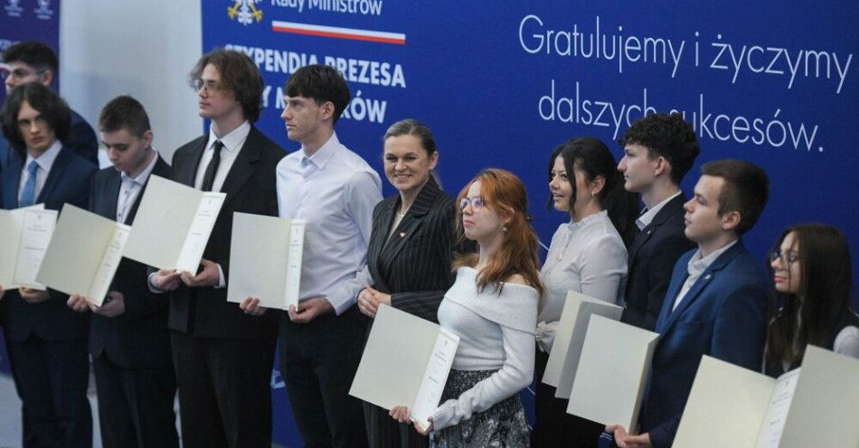 zdjęcie: Nowacka: stypendia dla najlepszych pokazują, że warto się uczyć / Białystok, 12.01.2026. Minister Edukacji Barbara Nowacka (C) podczas uroczystości wręczenia stypendiów Prezesa Rady Ministrów oraz stypendiów Ministra Edukacji, 12 bm. w Zespole Szkół Ogólnokształcących nr 2 w Białymstoku. (aldg) PAP/Michał Zieliński