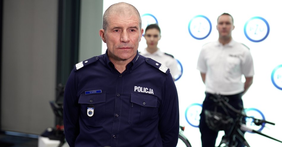 zdjęcie: Coraz więcej rowerzystów porusza się po polskich drogach. Tylko co czwarty jeździ w kasku / fot. Newseria - nadinsp. Roman Kuster, pierwszy zastępca Komendanta Głównego Policji