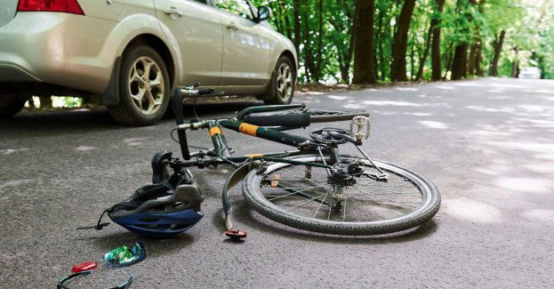 Wysoki mandat dla rowerzysty, który wjechał pod samochód