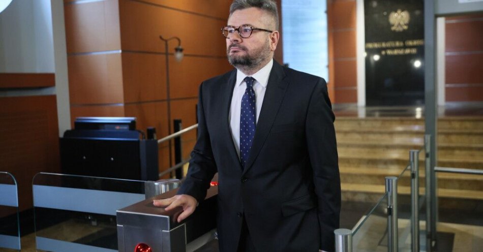 zdjęcie: Prok. Skiba: 19-latek podejrzany o groźby wobec prezydenta przyznał się do winy / Warszawa, 03.11.2025. Rzecznik Prokuratury Okręgowej Piotr Skiba w Prokuraturze Okręgowej w Warszawie, 3 bm. Marszałek Sejmu Szymon Hołownia nie stawił się na przesłuchanie w warszawskiej prokuraturze okręgowej ws. słów o „zamachu stanu” z lipca tego roku. Jego pełnomocnik mec. Filip Curyło wskazywał m.in., że Hołownia udzielił już odpowiedzi na wszystkie pytania prokuratury. (ad) PAP/Leszek Szymański ***Do tego materiału zdjęciowego dostępna jest również depesza w systemie CSI, pt.: Hołownia n