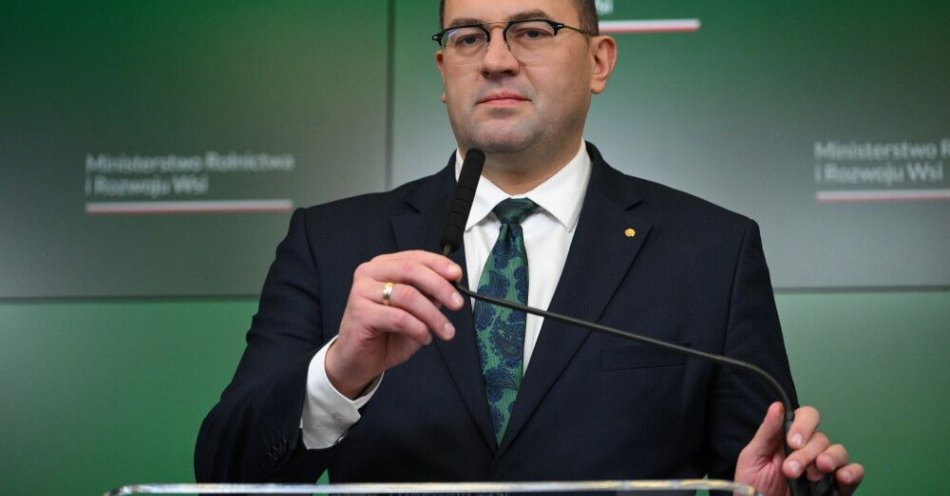 zdjęcie: Krajewski: zanim sprzedano działkę w Zabłotni, Telus odwołał pełnomocnika ds. państwowych gruntów / Warszawa, 31.10.2025. Minister rolnictwa Stefan Krajewski podczas konferencji prasowej nt. aktualnej sytuacji w rolnictwie, 31 bm. w siedzibie resortu w Warszawie. (jm) PAP/Radek Pietruszka