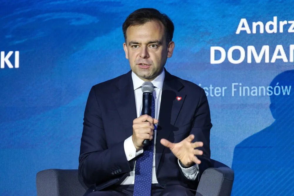 zdjęcie: Domański: dzięki zmianom podatkowym, NFZ zyska 2 mld zł więcej środków / Warszawa, 13.07.2026. Minister finansów i gospodarki Andrzej Domański podczas panelu