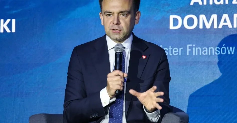 zdjęcie: Domański: dzięki zmianom podatkowym, NFZ zyska 2 mld zł więcej środków / Warszawa, 13.07.2026. Minister finansów i gospodarki Andrzej Domański podczas panelu